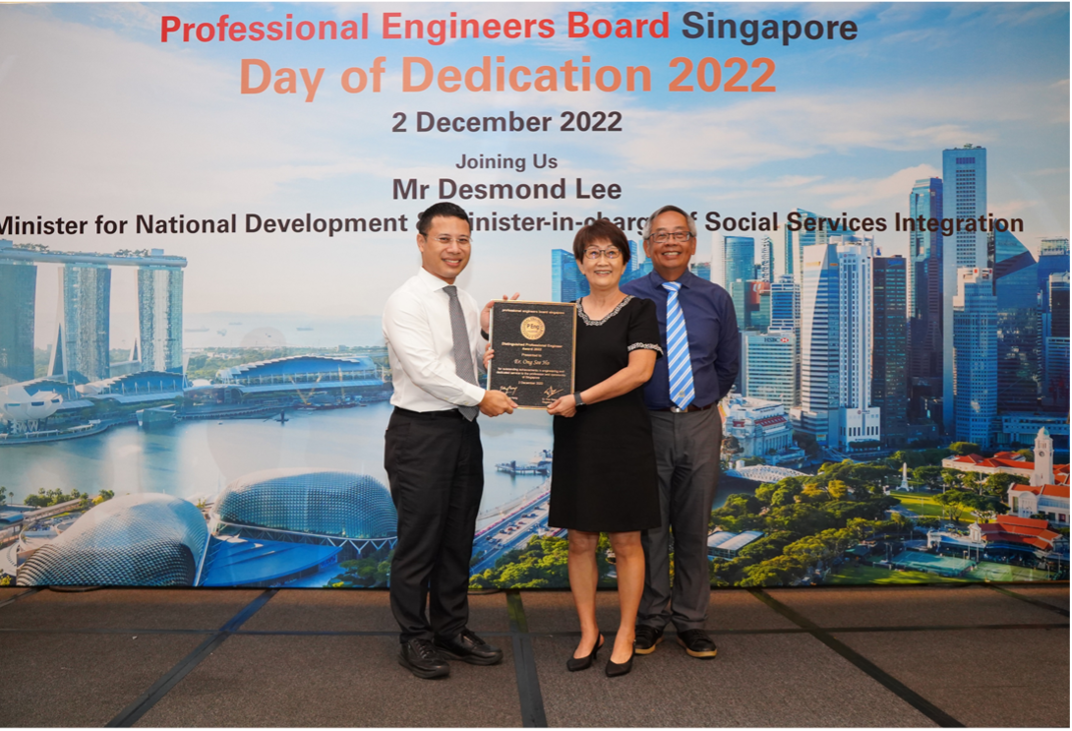 Mdm Wee Choon Lian (spouse), receiving the Distinguished PE Award from the Minister